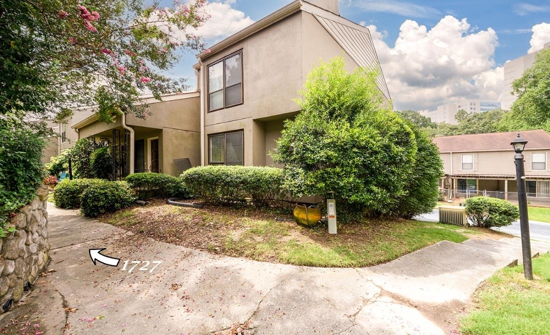 1727 Woodcliff Court NE