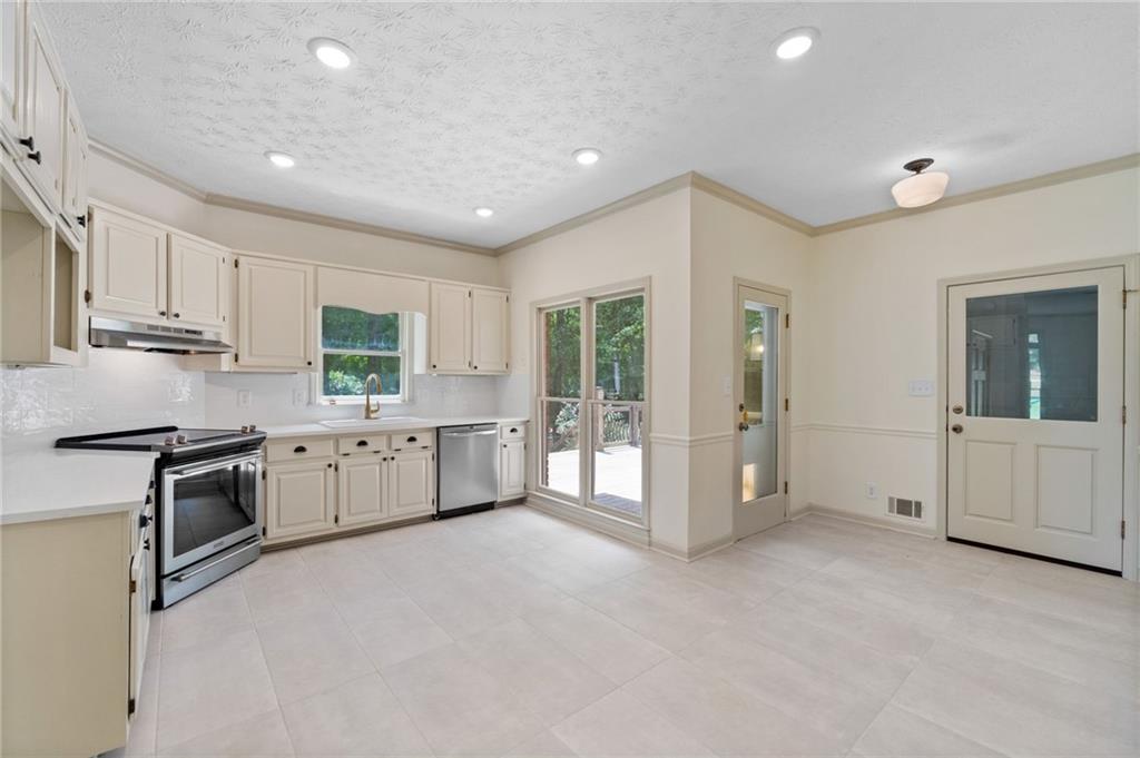 995 Airline Road