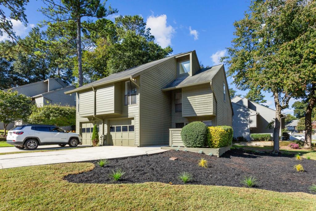 1033 Creatwood Circle SE