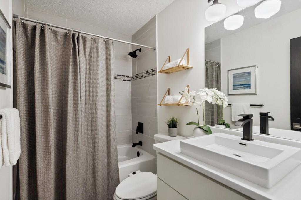 1033 Creatwood Circle SE