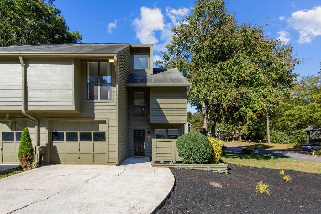 1033 Creatwood Circle SE