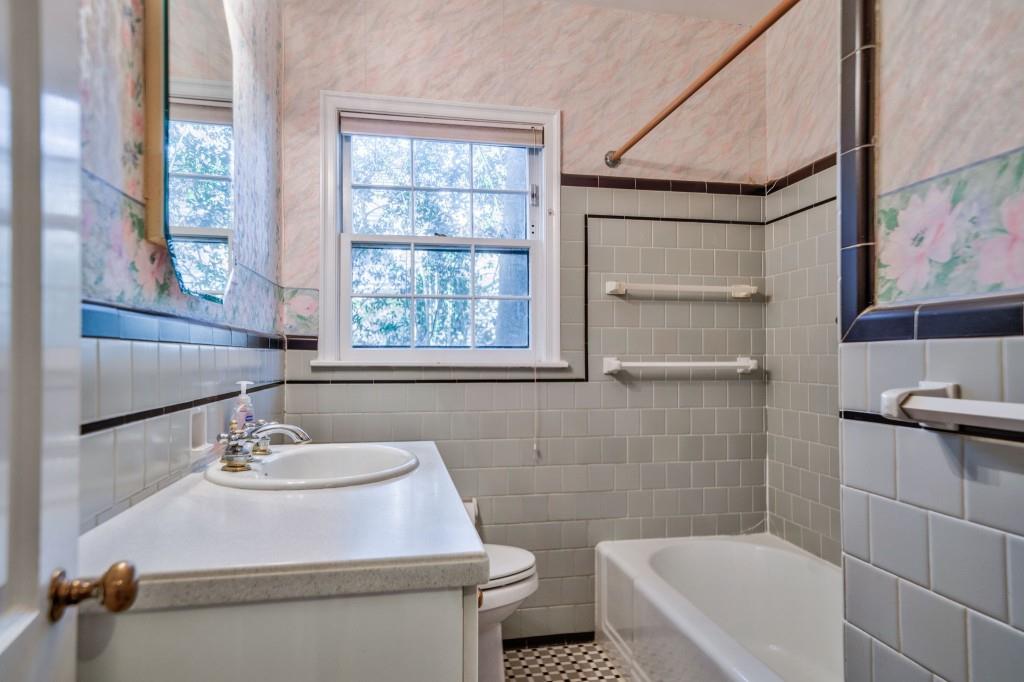 1941 Edinburgh Terrace NE