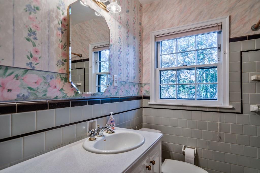 1941 Edinburgh Terrace NE