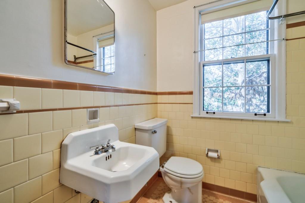 1941 Edinburgh Terrace NE