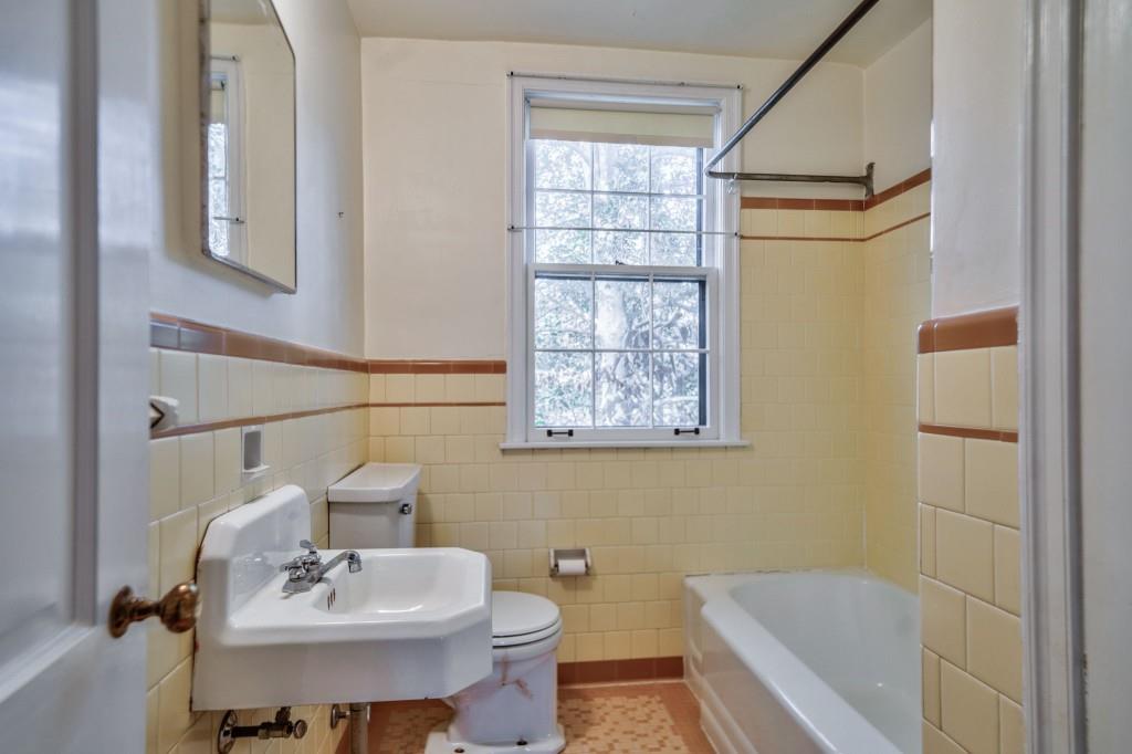 1941 Edinburgh Terrace NE