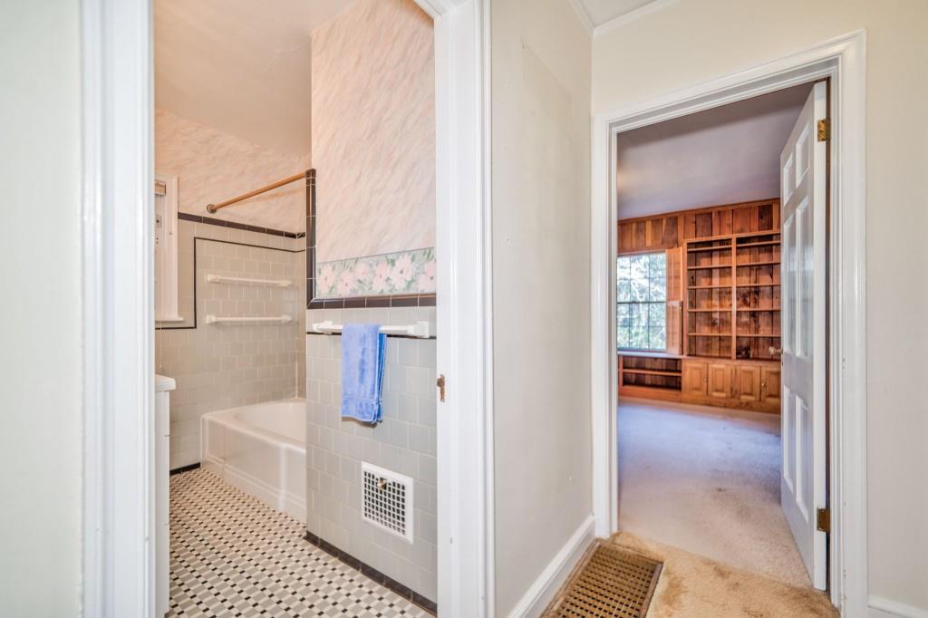 1941 Edinburgh Terrace NE
