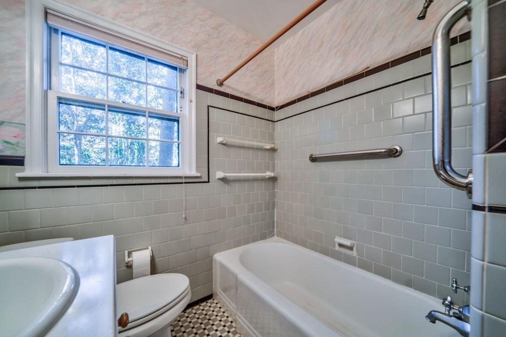1941 Edinburgh Terrace NE