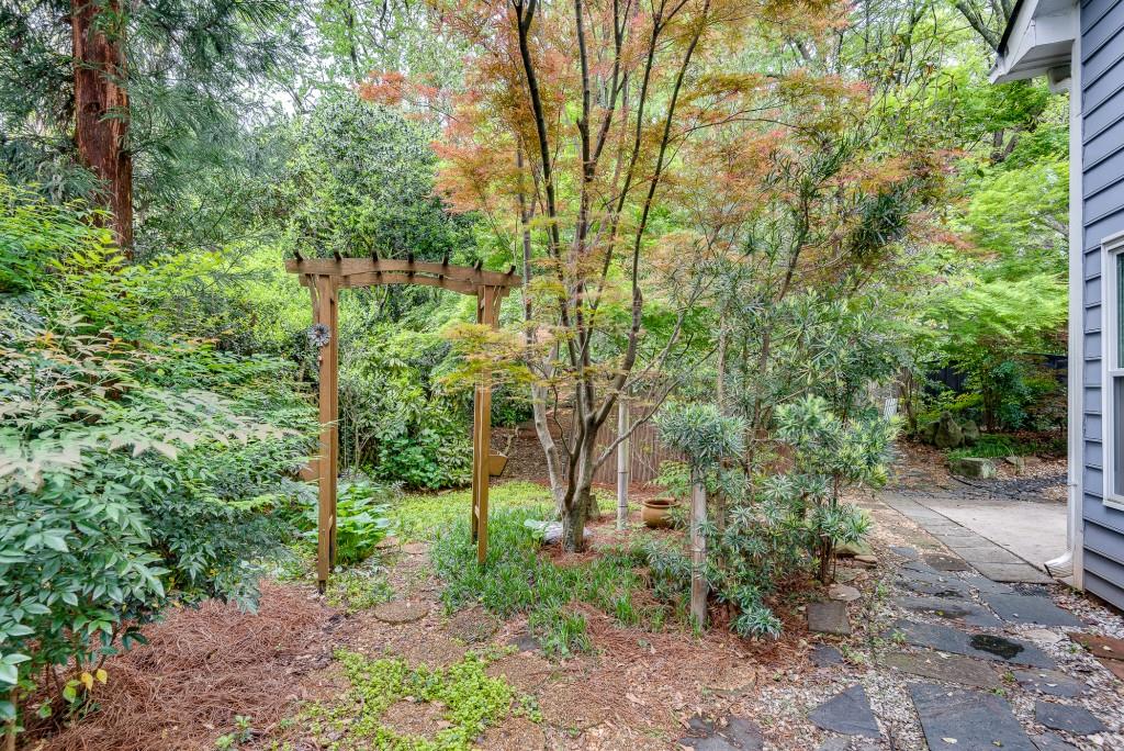 1696 Kennersly Close