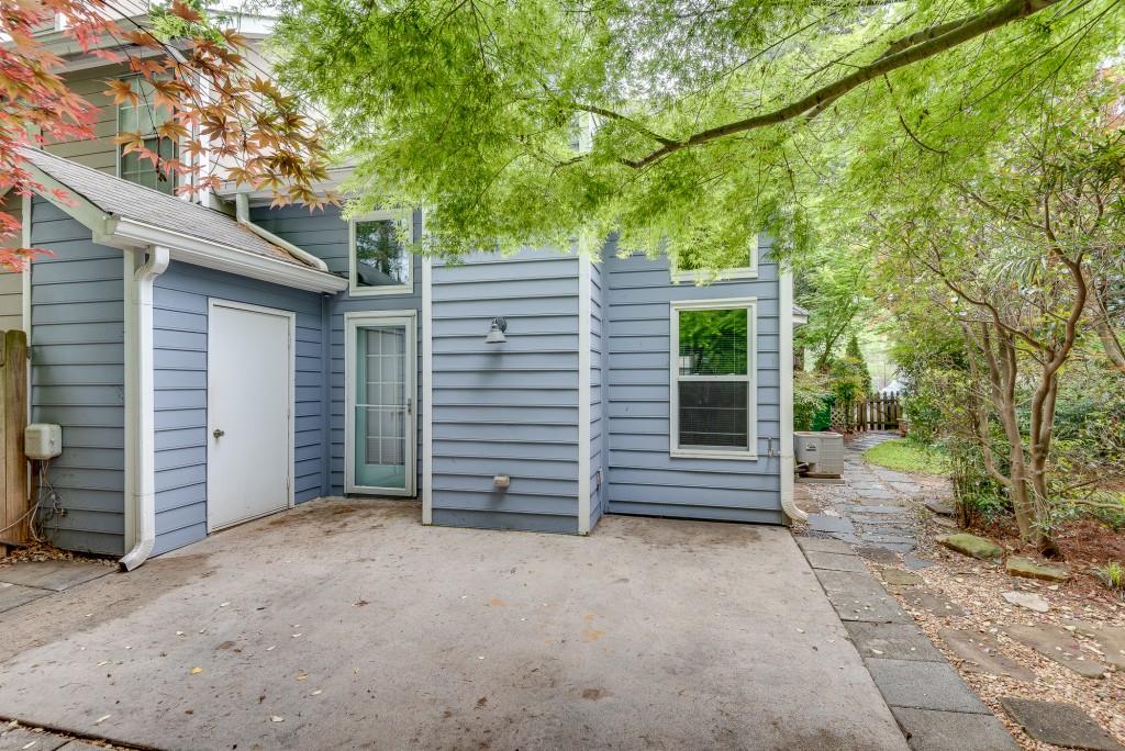 1696 Kennersly Close