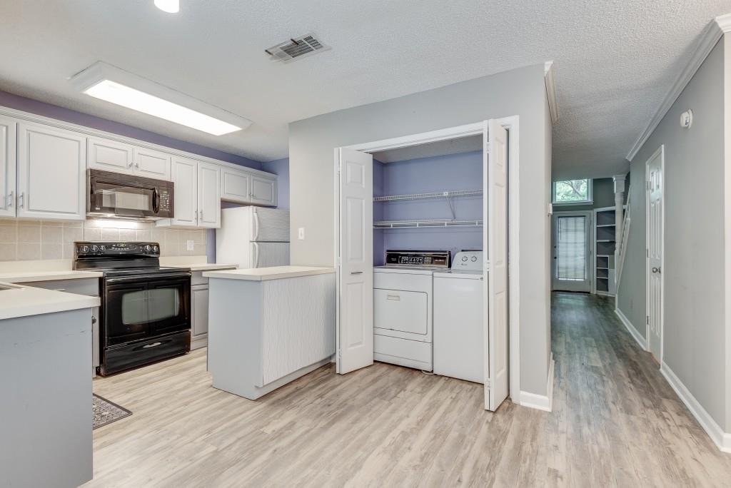 1696 Kennersly Close