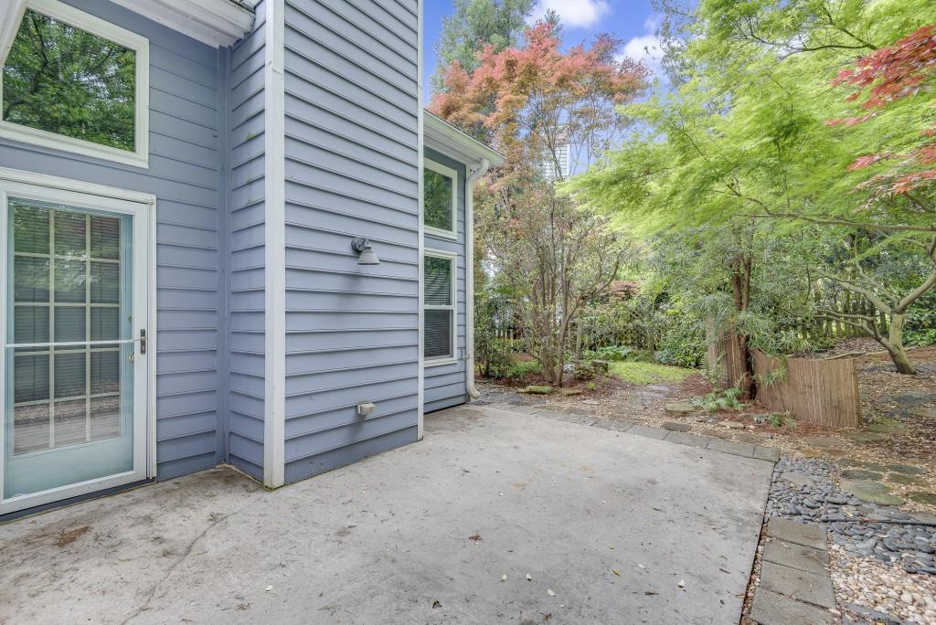 1696 Kennersly Close