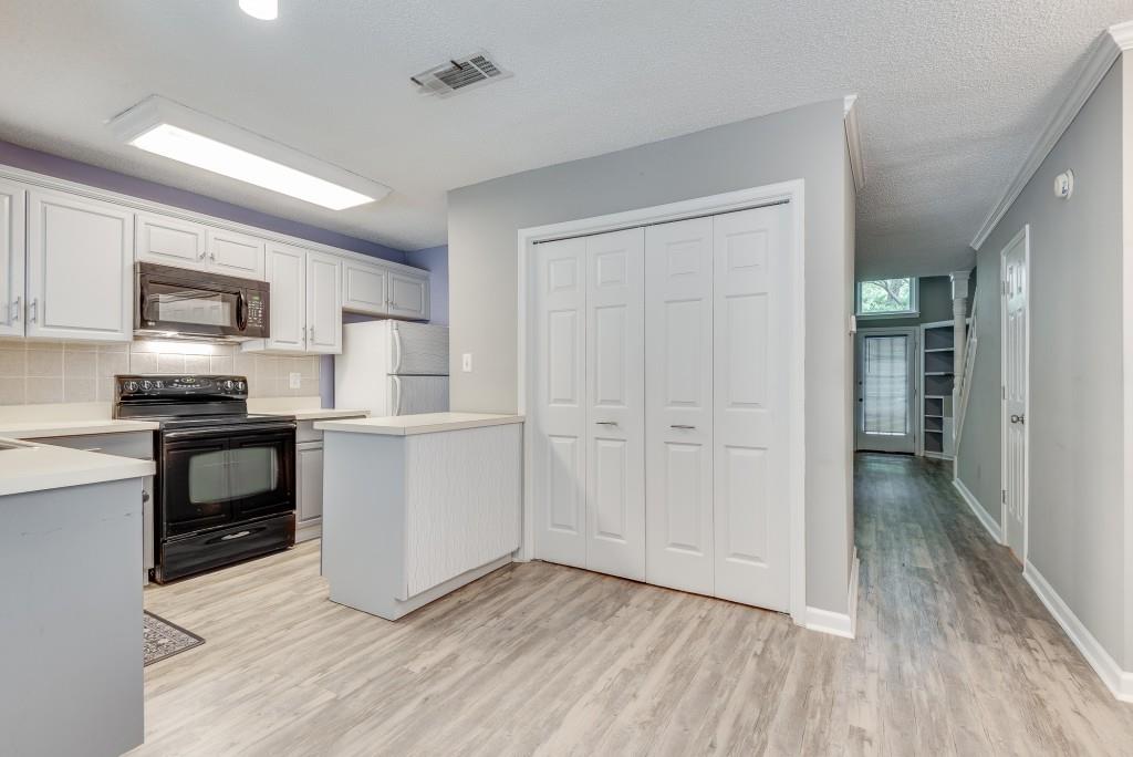 1696 Kennersly Close