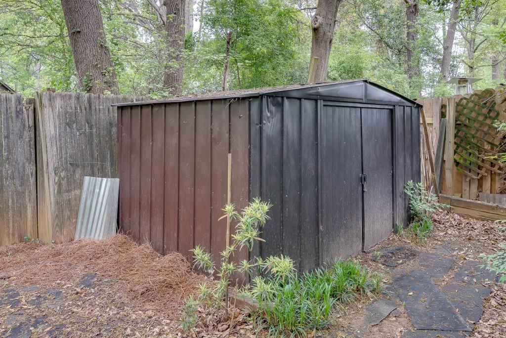 1696 Kennersly Close