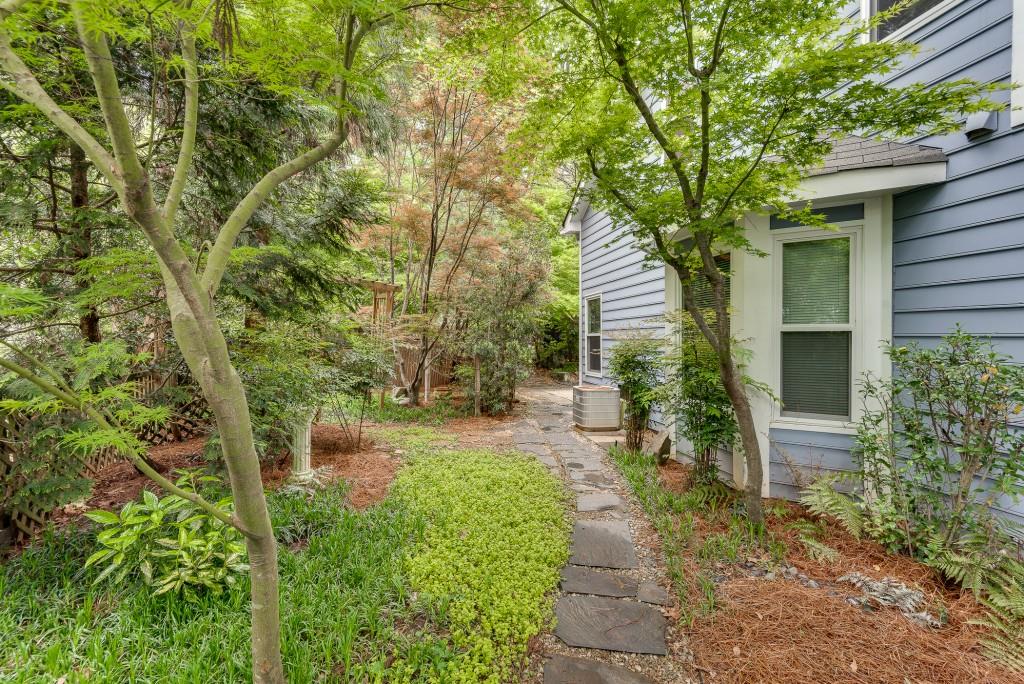 1696 Kennersly Close