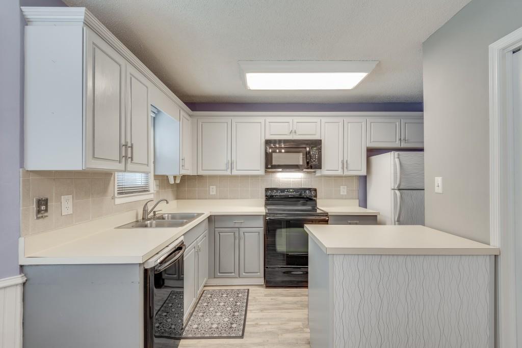 1696 Kennersly Close
