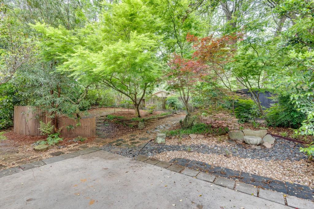 1696 Kennersly Close