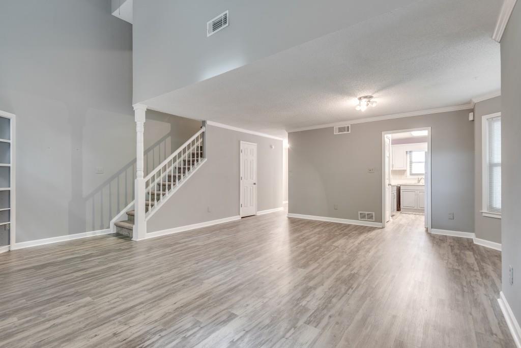 1696 Kennersly Close