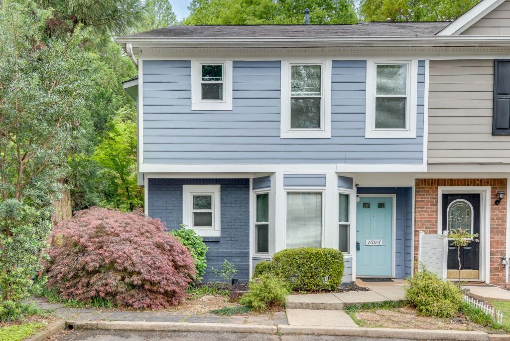 1696 Kennersly Close