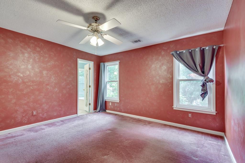 1696 Kennersly Close