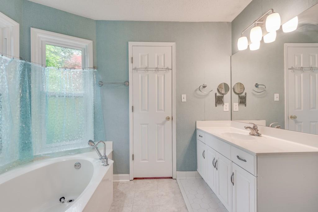 1696 Kennersly Close