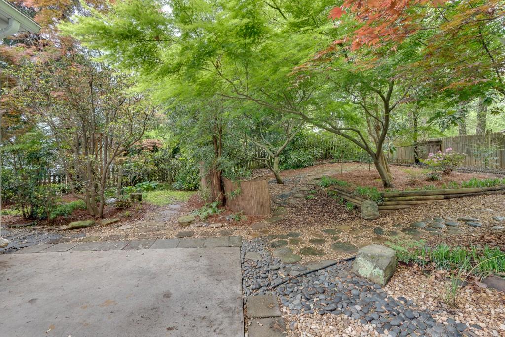 1696 Kennersly Close