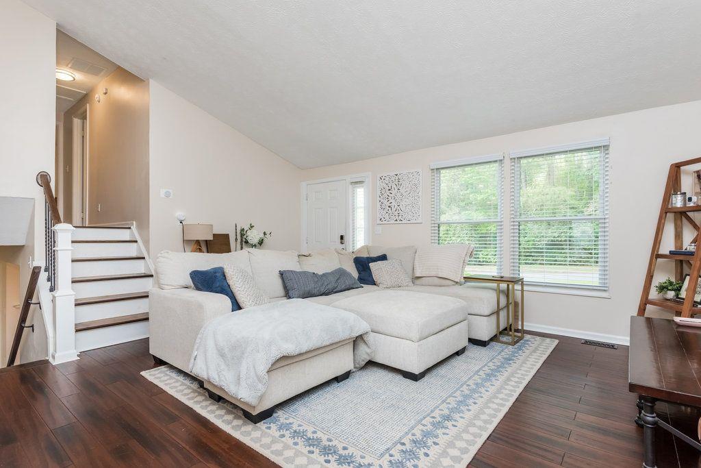 1035 TAYLOR KNOLL CLOSE