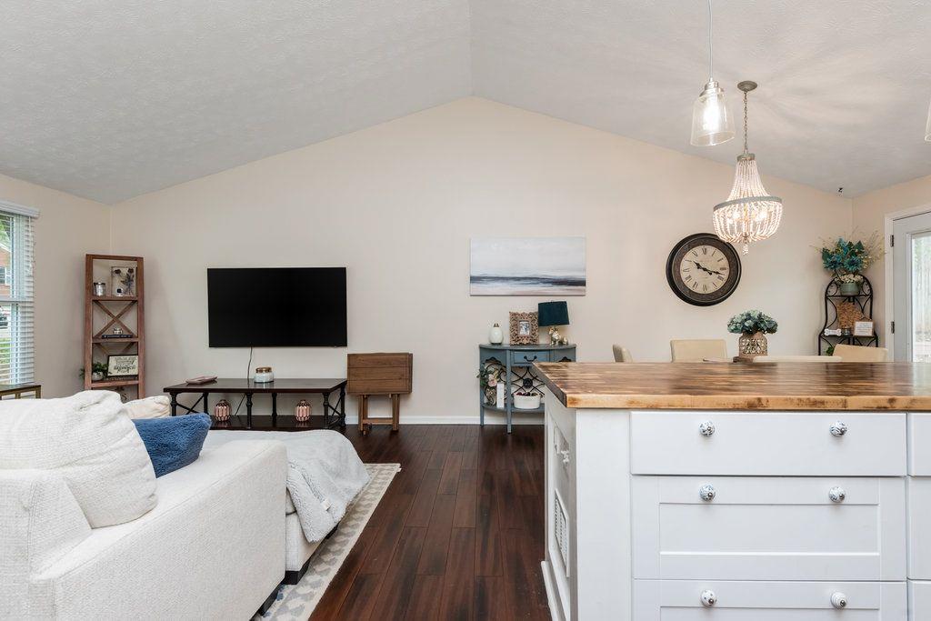 1035 TAYLOR KNOLL CLOSE