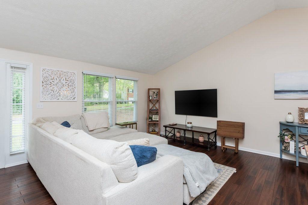 1035 TAYLOR KNOLL CLOSE