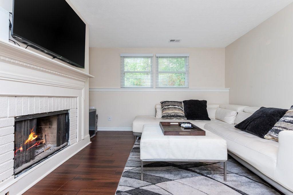 1035 TAYLOR KNOLL CLOSE