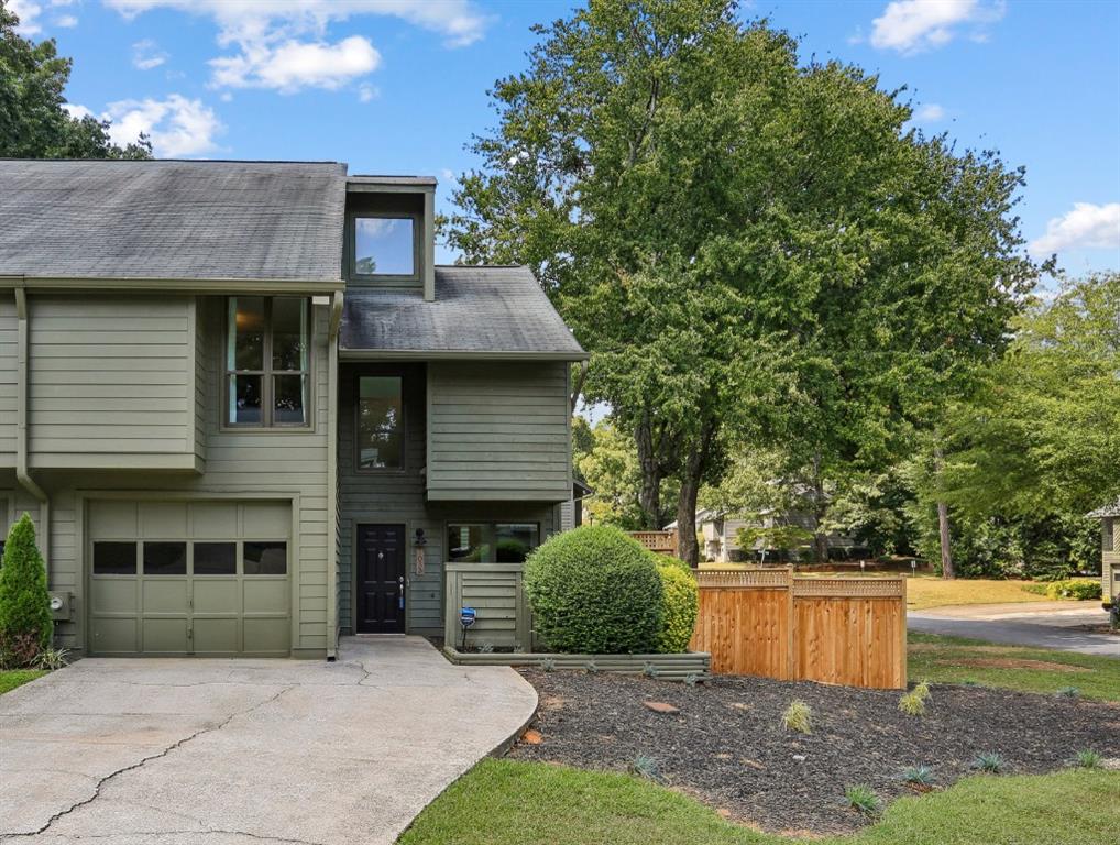 1033 Creatwood Circle SE