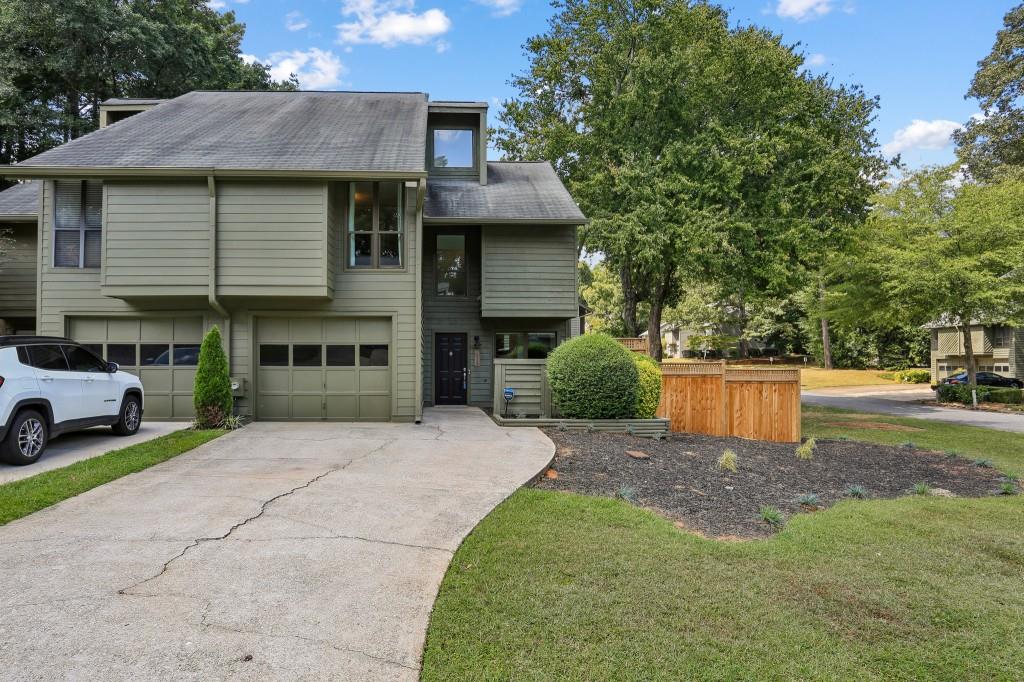 1033 Creatwood Circle SE