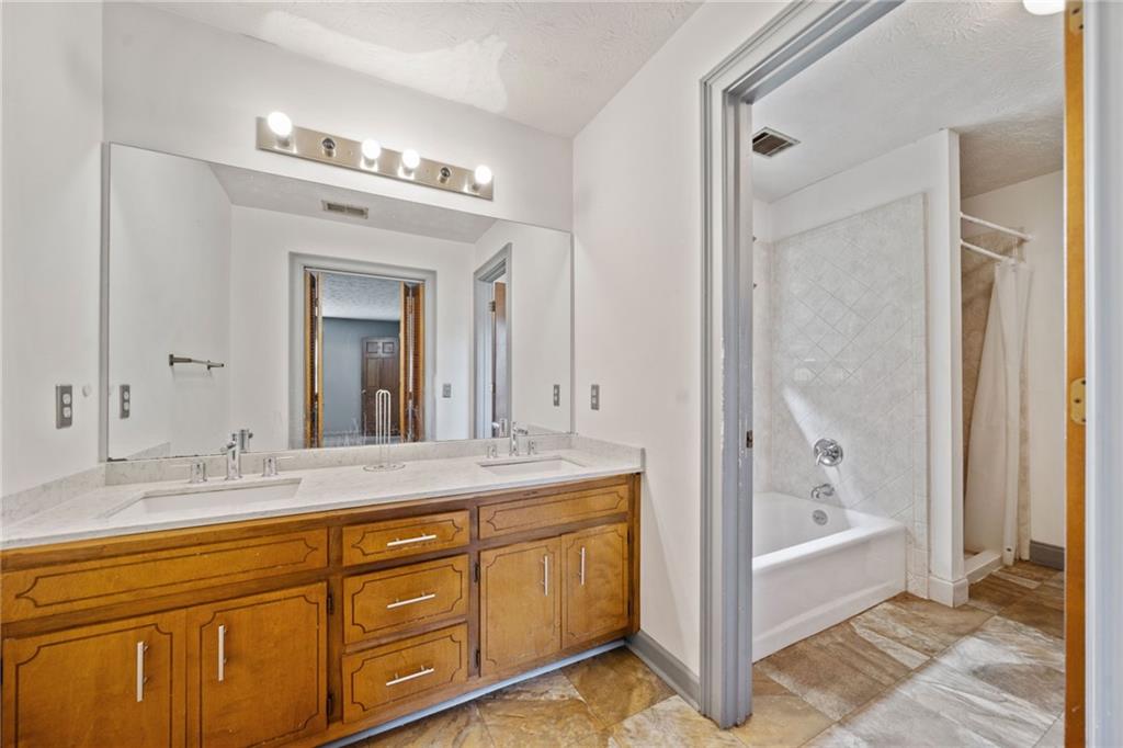 1237 Hunters Drive