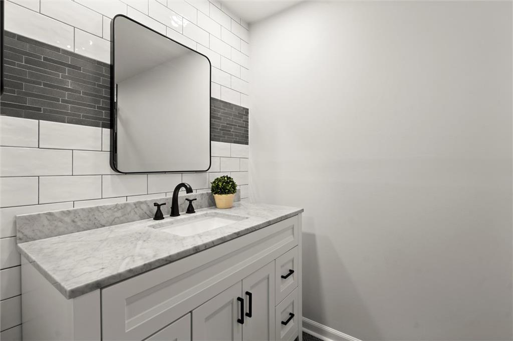 225 Lakeview Ridge W