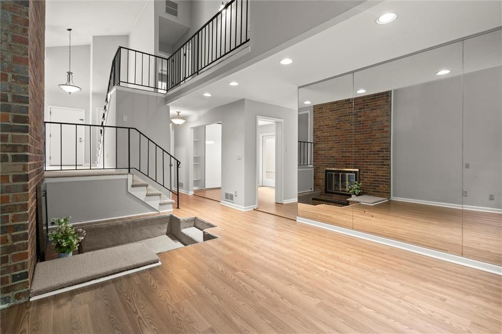 225 Lakeview Ridge W