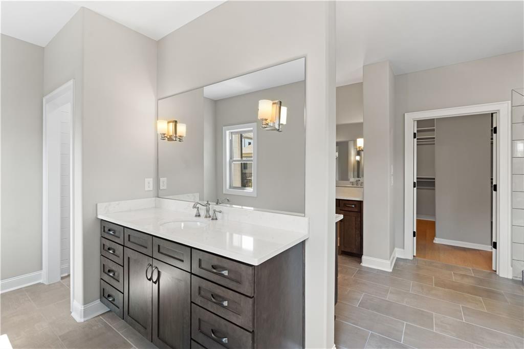 10015 Grandview Square