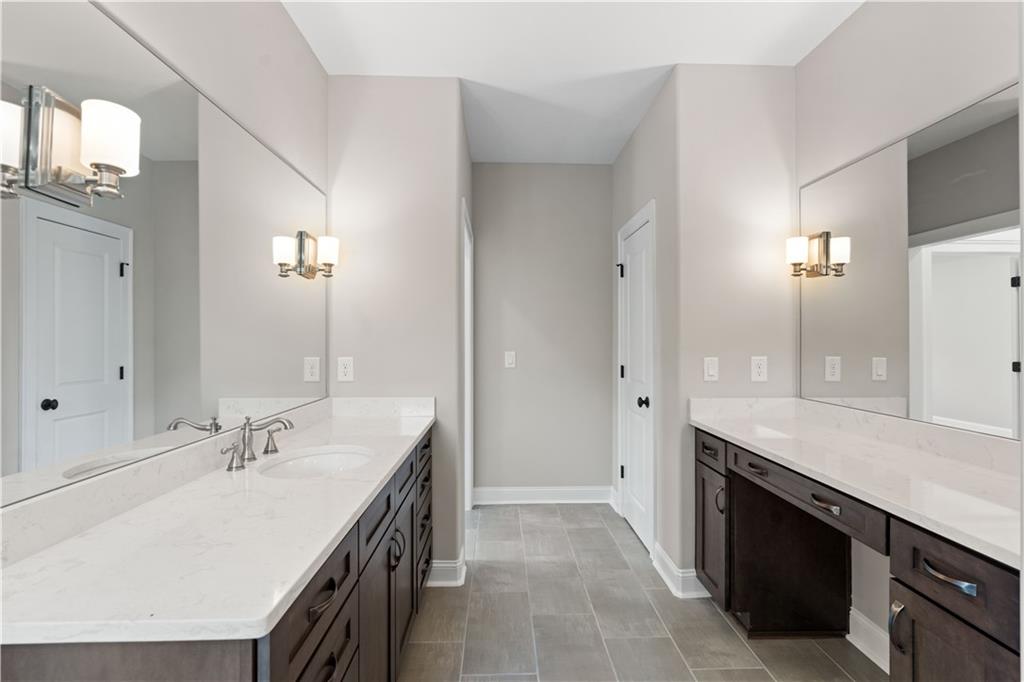 10015 Grandview Square