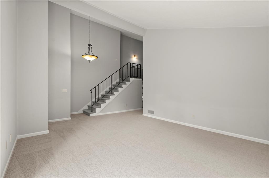 225 Lakeview Ridge W