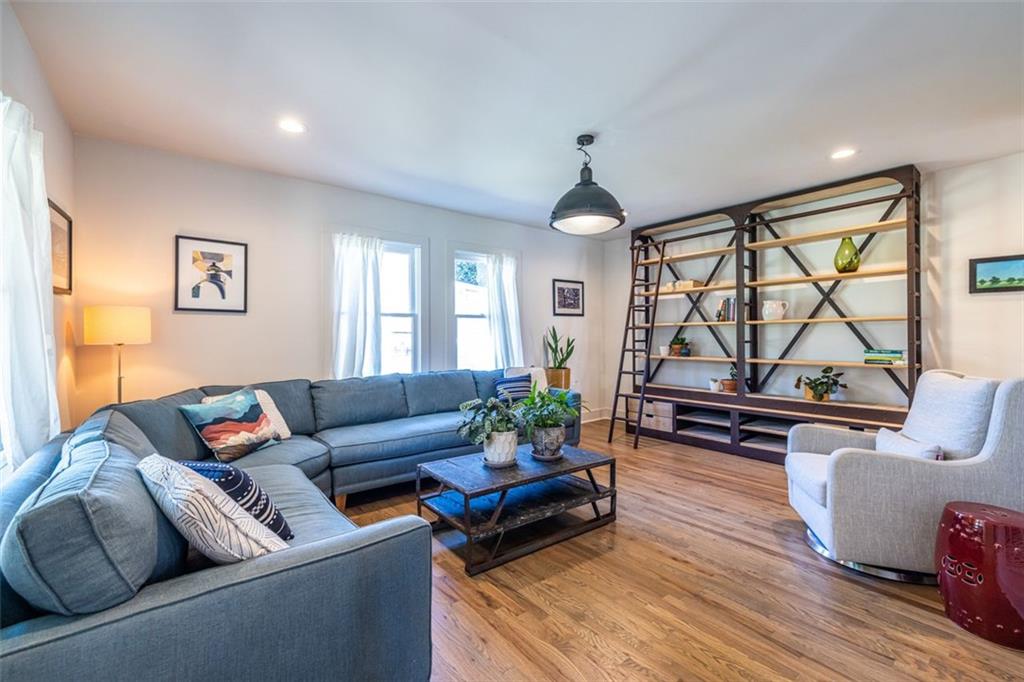 476 MAYNARD Terrace SE