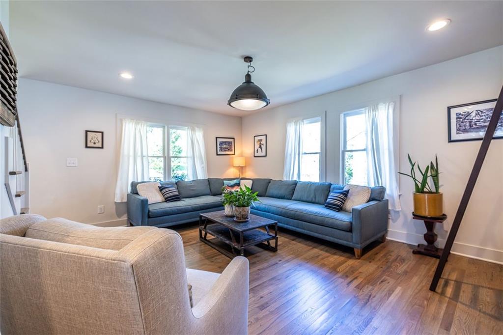 476 MAYNARD Terrace SE