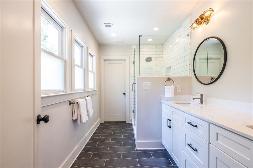 476 MAYNARD Terrace SE