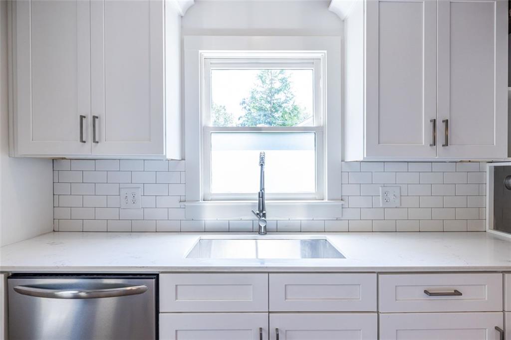 476 MAYNARD Terrace SE