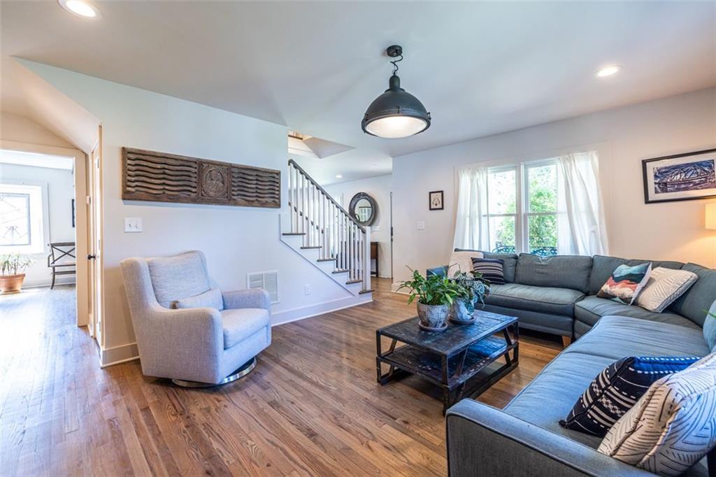 476 MAYNARD Terrace SE