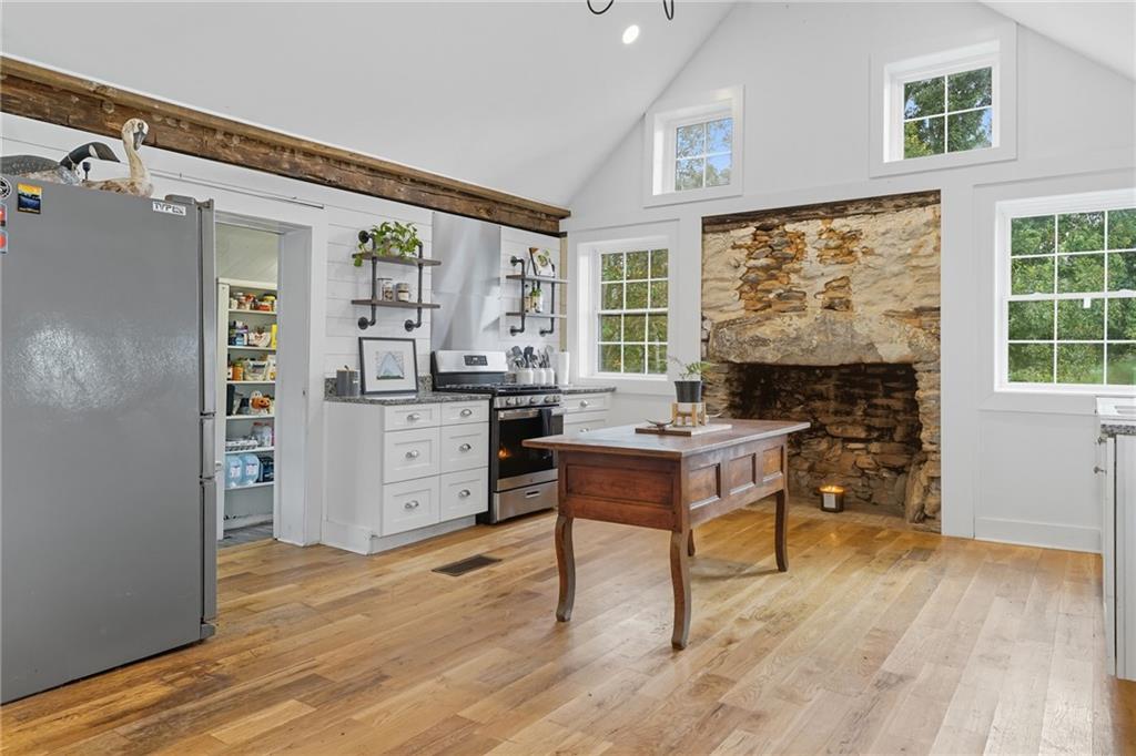 3940 TWIN LAKES Road