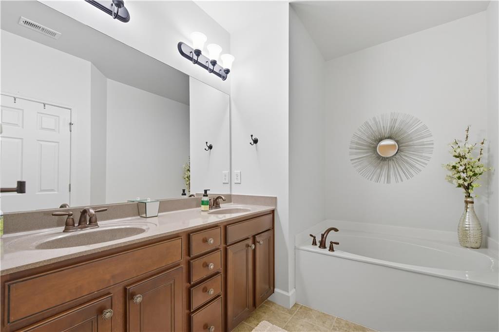 2044 Cobblestone Circle NE