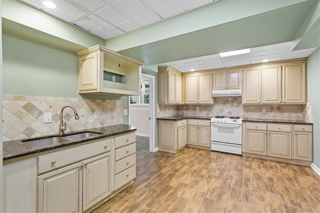 1042 AVERY CREEK Drive