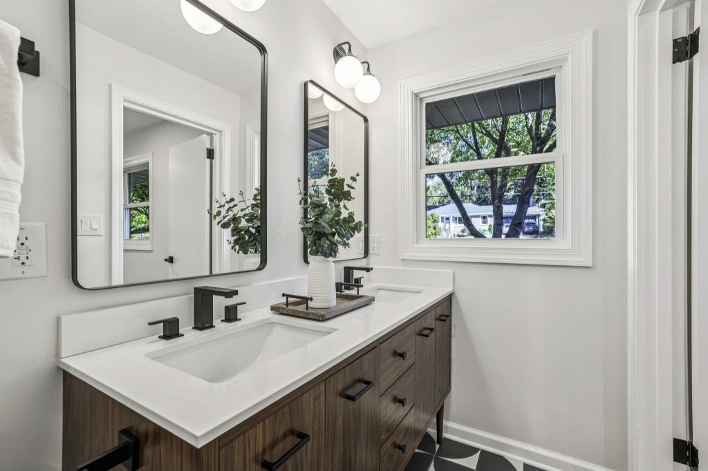 1593 Van Epps Street SE