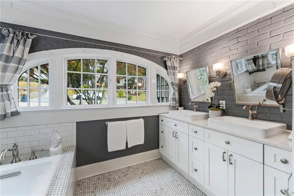 817 Highland Terrace NE