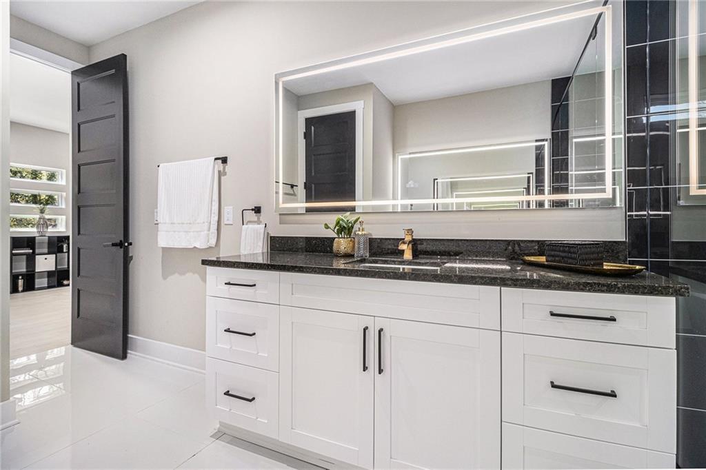 608 S Evelyn Place NW