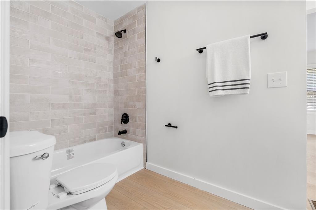 16 Barnesdale Way NE