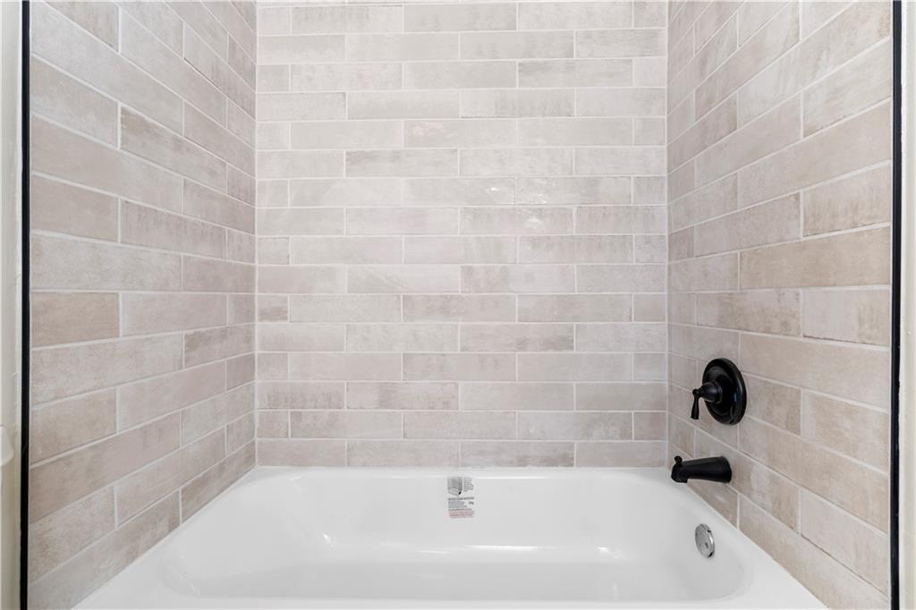 16 Barnesdale Way NE